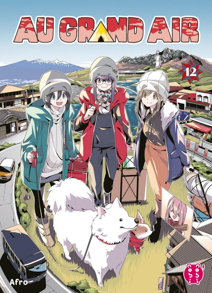 Version française du tome 12 de Au grand air. De droite à gauche, on y voit Aoi, Chiaki et Ena , en tenues de camping d'hiver. Au premier plan, les chiens Saucisse et Purée, et Nadeshiko dans une petite fenêtre. Les différents lieux évoqués dans le tome servent de décor avec un effet fisheye.