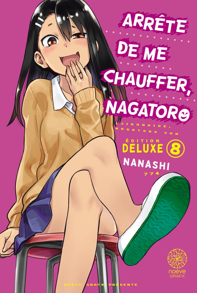 Nagatoro, assise jambes croisées sur un tabouret, vue en contre plongée. Sur cette couverture deluxe, ses jambes sont nues dans ses chaussons de lycée (sur la couverture classique, elle a des collants et des chaussures de ville).